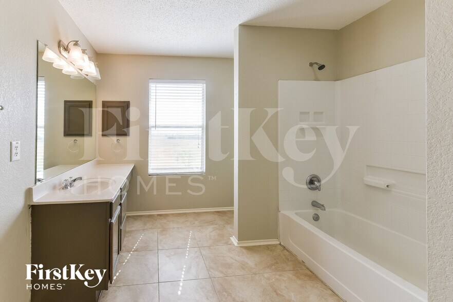 Building Photo - 636 Chickadee Dr