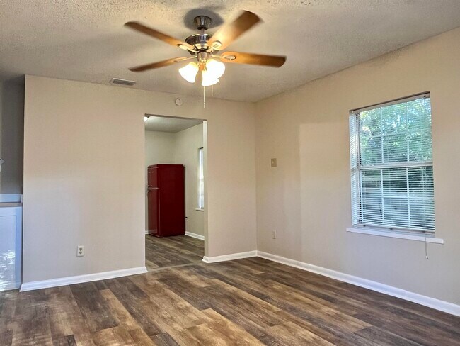 Building Photo - 33 Evergreen Ave