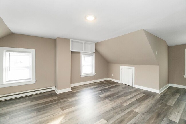 Building Photo - 458 Main St