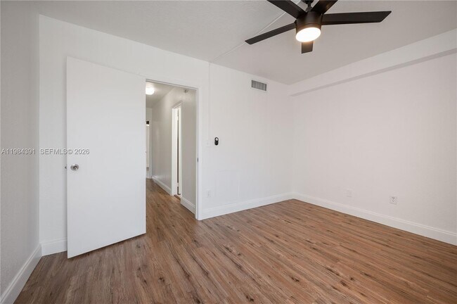 Building Photo - 9220 Fontainebleau Blvd
