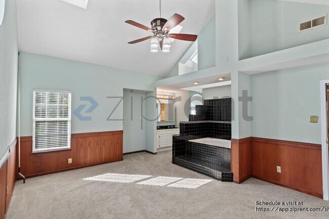 Building Photo - 920 Belmont Way