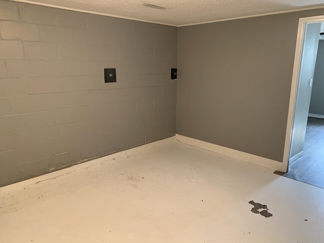 Building Photo - 513 W Clark St