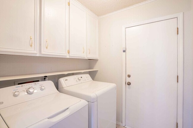 Building Photo - 3 Bed / 2 Bath in Broken Arrow!