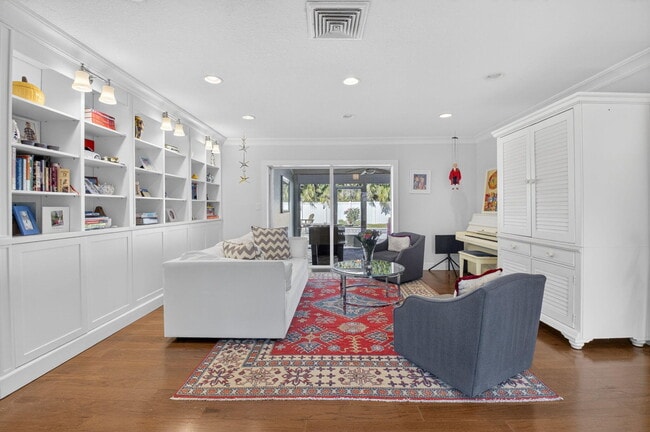 Building Photo - 1010 SW 2nd St