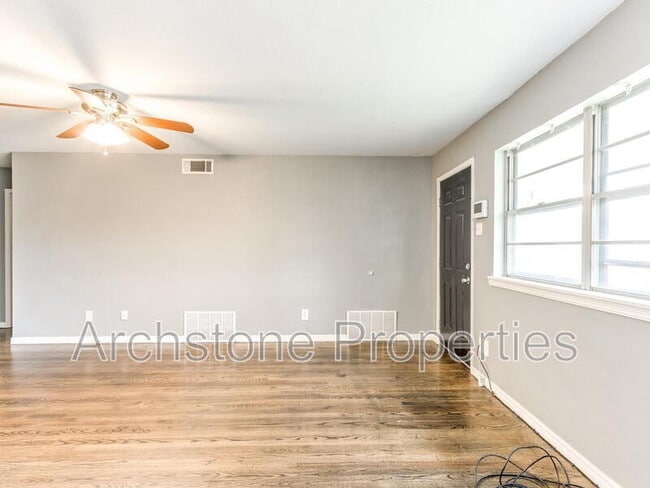Building Photo - 608 Holoway Dr