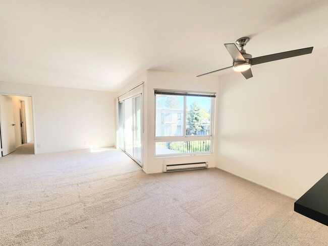 Building Photo - Top floor large 2 bed 2 bath open views at Woodlake