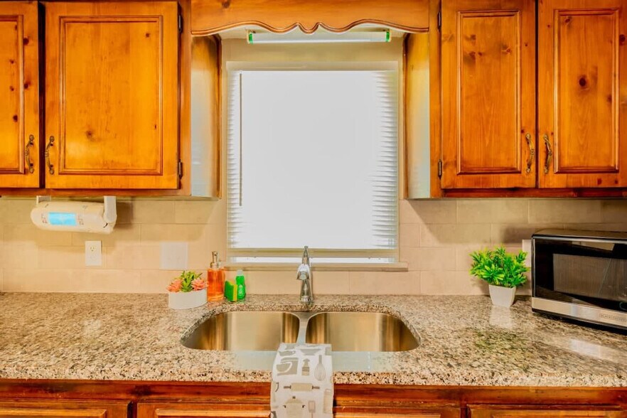 Building Photo - 3912 Crestview Dr