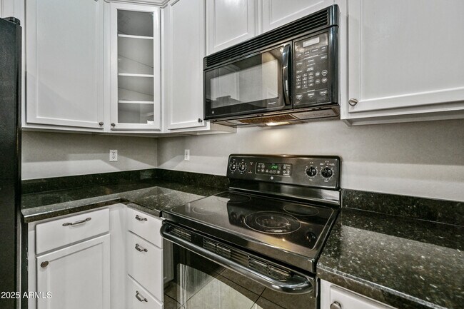 Building Photo - 7104 S 7th Ln