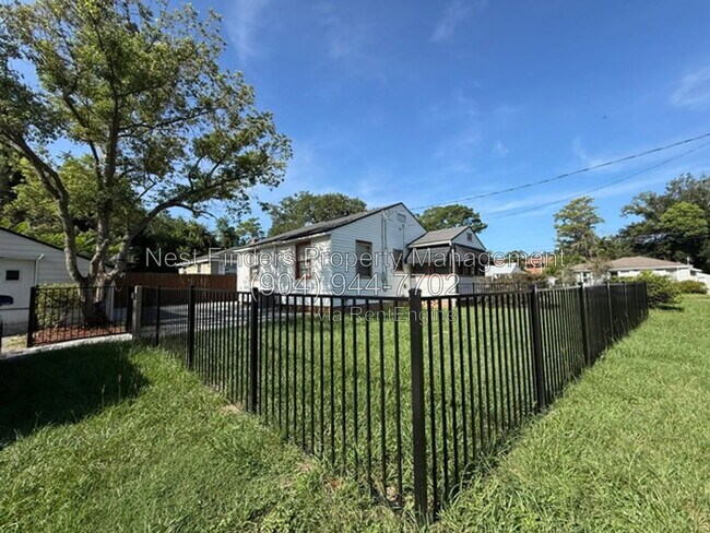 Building Photo - 1309 Macarthur St