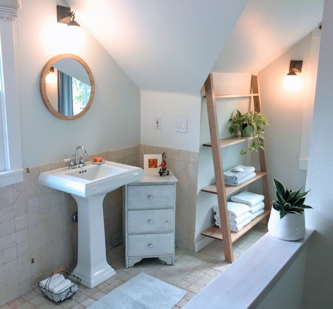 Master Bathroom - 54 NE Graham St