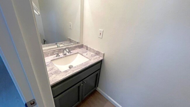 Building Photo - Martinez Beautiful 2 bedroom 1.5 bath unit...