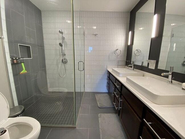 Building Photo - $2,400 | 2 Bedroom, 2 Bathroom Condo | Pet...