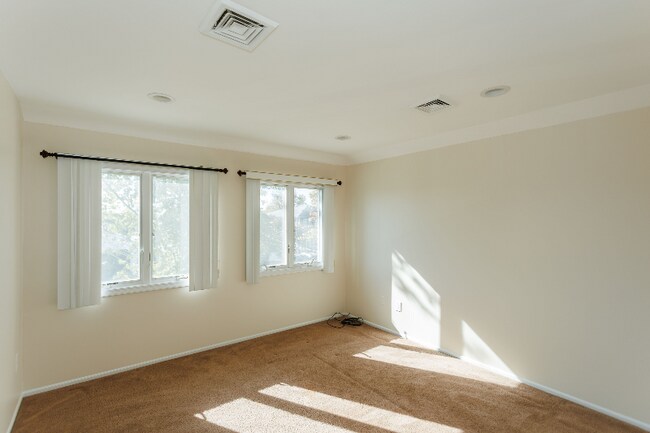 Building Photo - 599 Wilson Ave