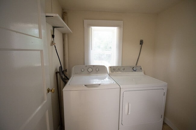 Building Photo - 3 Bed 2 Bath House Columbia College