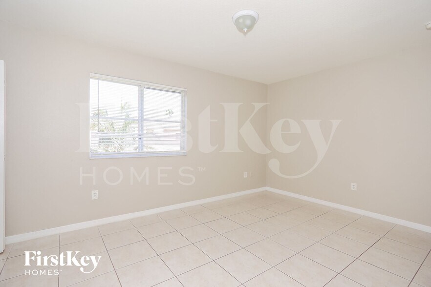 Building Photo - 664 SW 7th Terrace