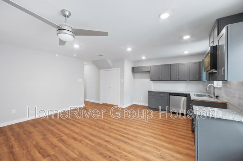 Building Photo - 8217 Crestview Dr