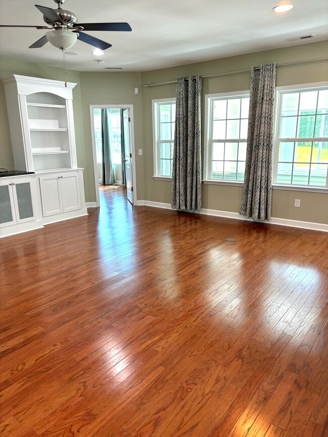 Building Photo - 231 Belclare Way