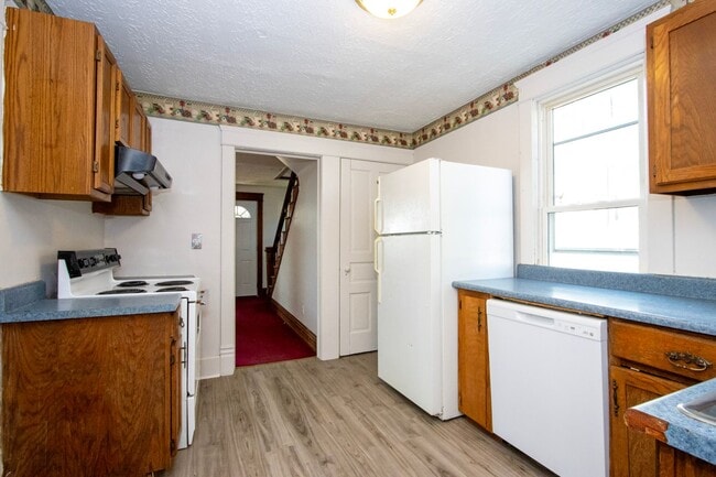 Building Photo - Two Bedroom Home