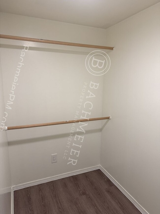 Building Photo - 2 Bedroom 2 Bathroom Single Family Home - Centrally Located