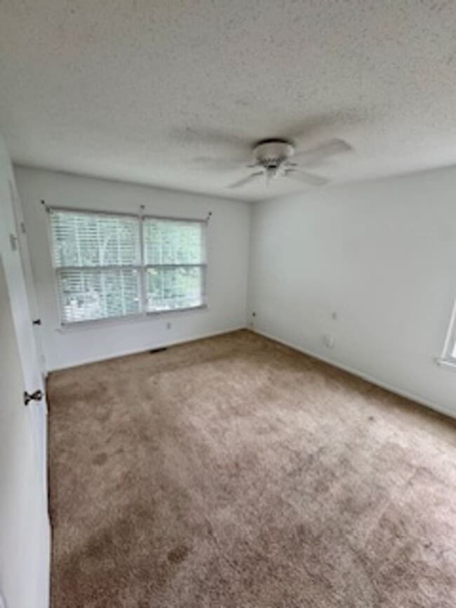 Building Photo - Beautiful 4 Bedroom Townhome