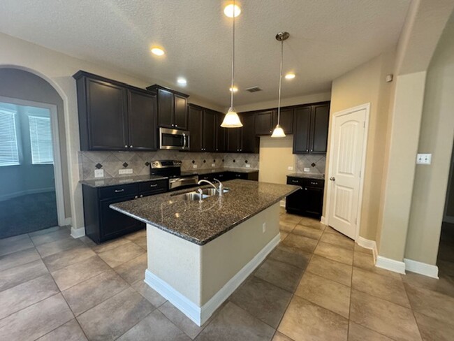 Building Photo - Beautiful Open Floor Plan with 3 Bedroom 2...