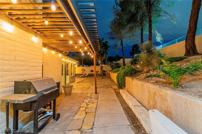 Building Photo - 2457 Swan Ln