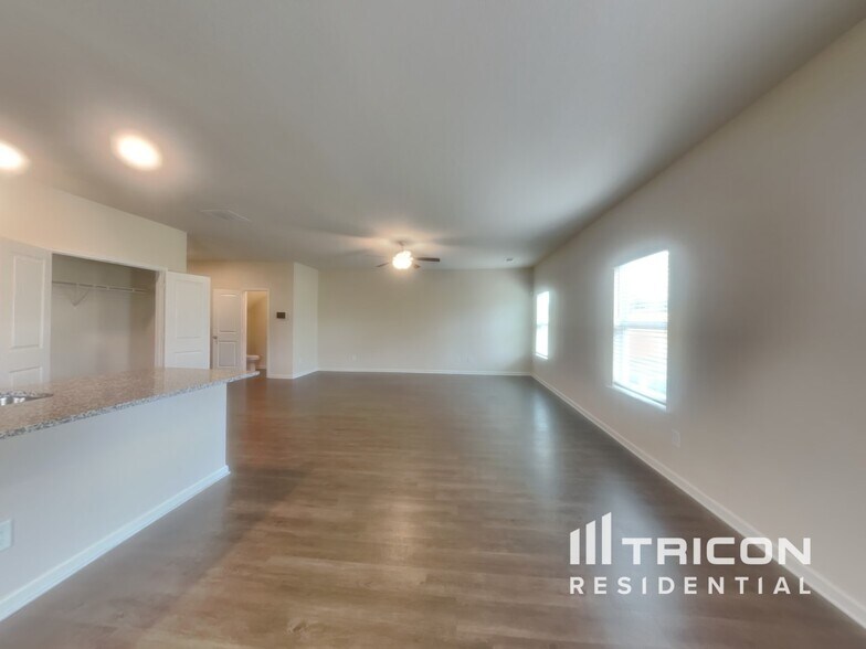 Building Photo - 513 Moline Wy