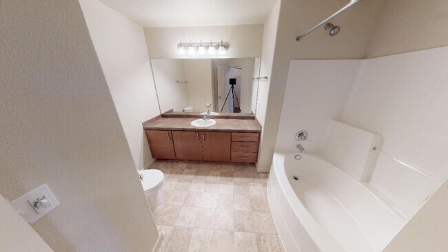 Building Photo - Perfect For Nursing Student - Beautiful Condo w/ Garage. Close To St. Vincents Hospital