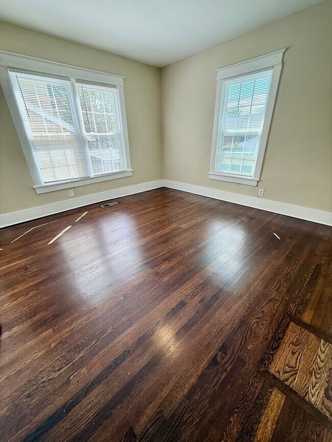 Building Photo - Gorgeous 2 BR bungalow in the newly hip 37...