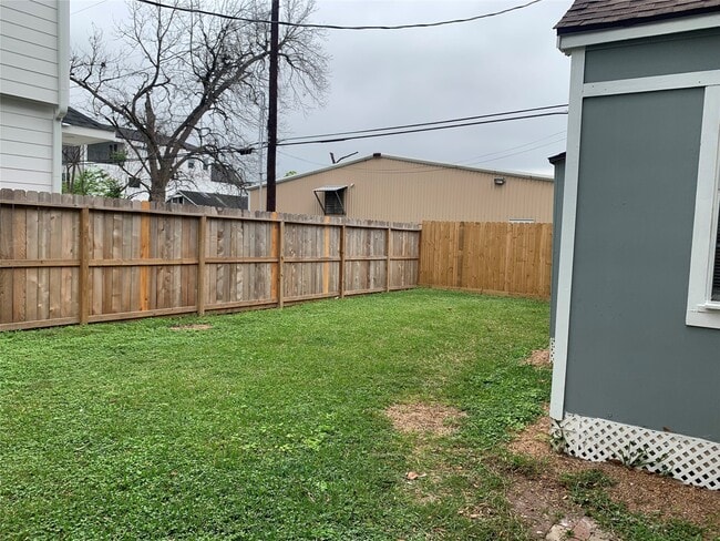 Building Photo - 119 E 27th St