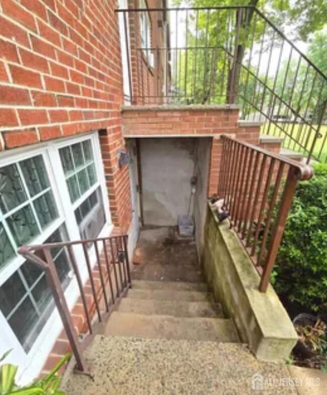Building Photo - 334 College Dr