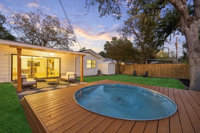 Building Photo - 1611 Ridgehaven Dr