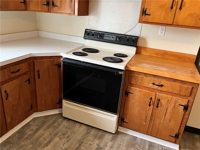 Building Photo - 326 E Linden Ave