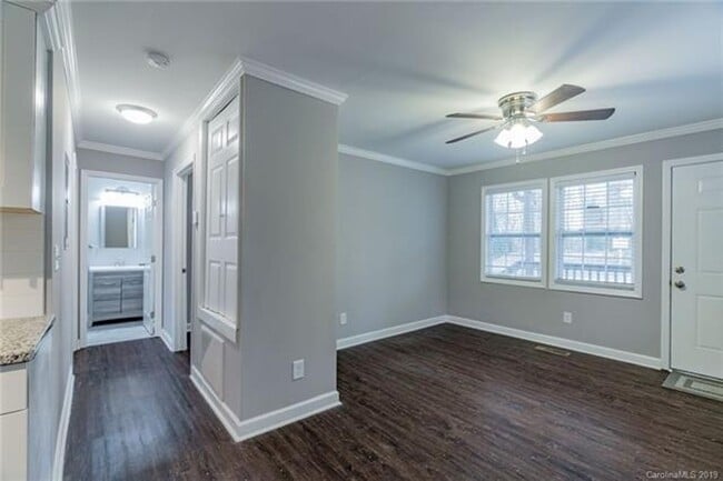 Building Photo - Two Bedroom Duplex Great Features and Comf...