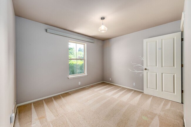 Building Photo - Beautiful Downtown Home