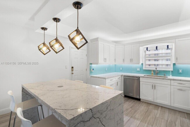 Building Photo - 1050 Hillsboro Mile