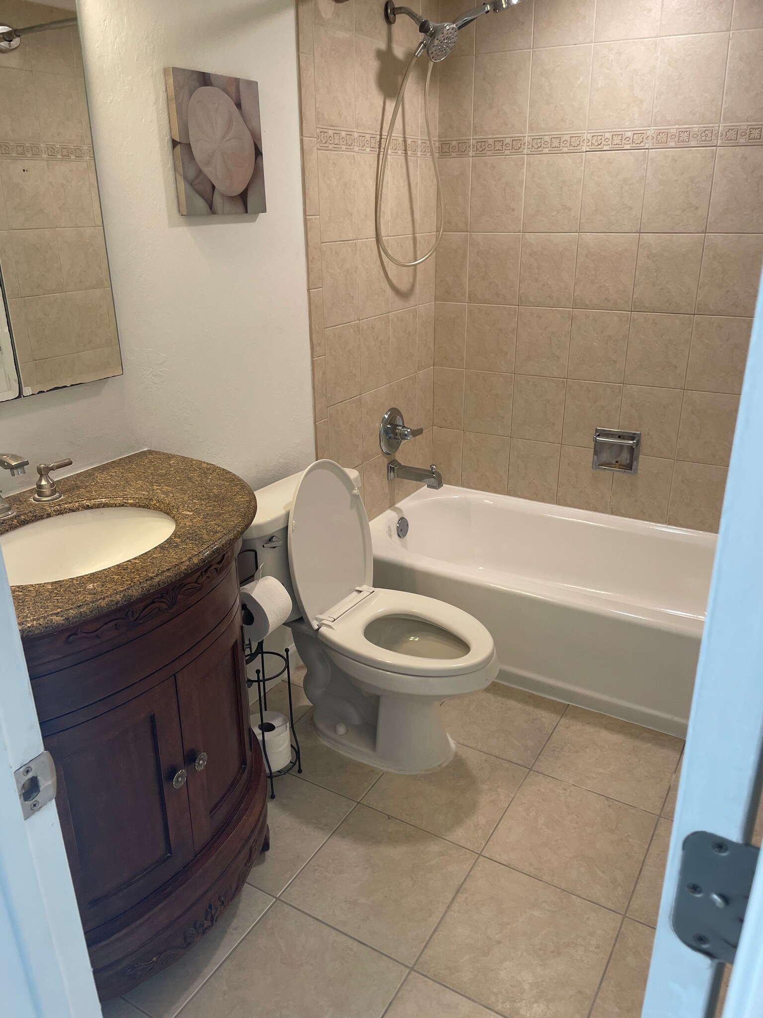 Full bathroom - 1001 SE 16th St