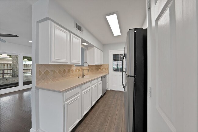 Building Photo - 715 Terryland Dr