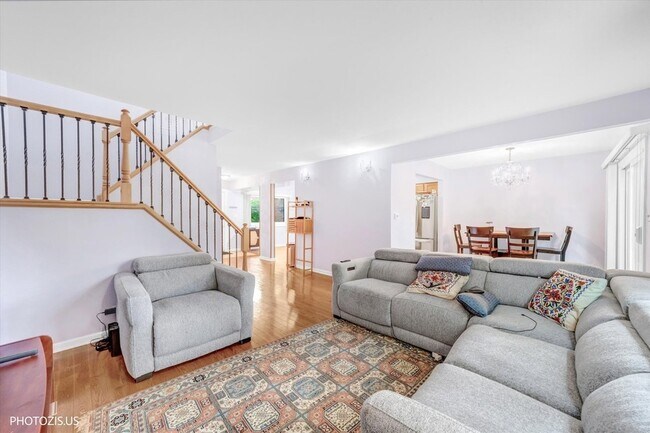 Building Photo - 411 Hickory Dr