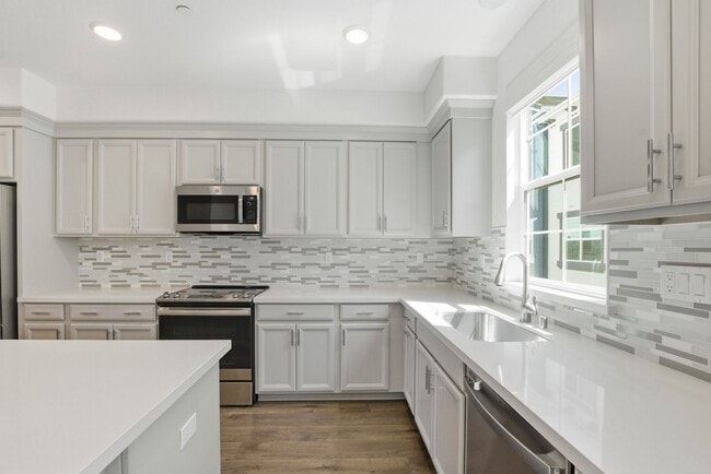 Building Photo - Spacious 3 Bed Townhome with Garage, A/C & Modern Finishes