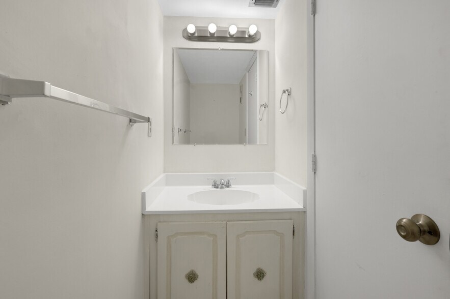 Half-Bath - 3940 Inverrary Blvd