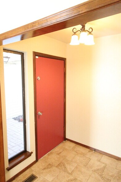 Building Photo - 1136 W Johnathan Way