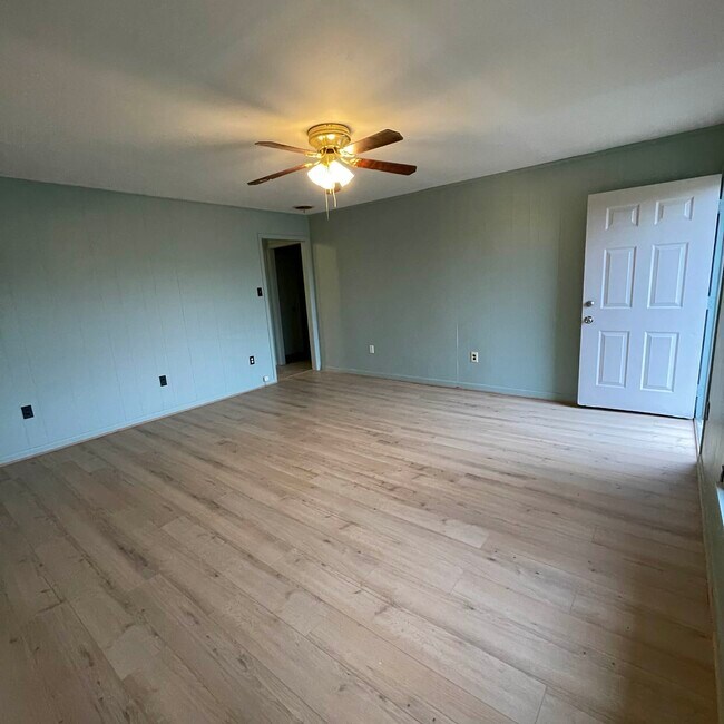 Building Photo - 1143 Lawrence Rd