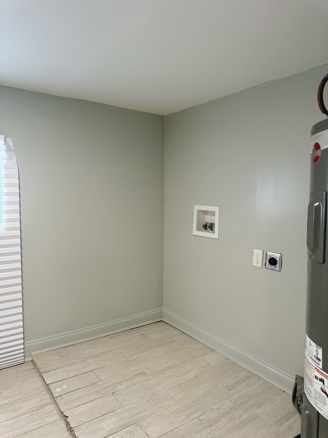 Building Photo - 1002 E Simcoe St