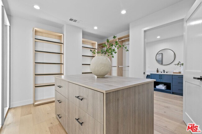 Building Photo - 18101 Green Meadow Dr