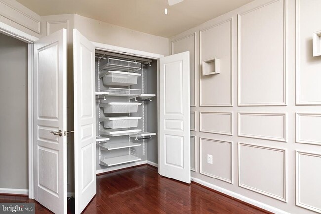 Building Photo - 2638 S Kenmore Ct