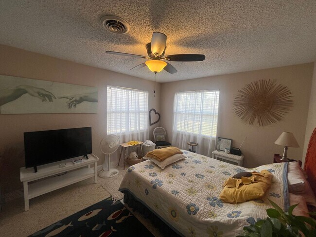 Building Photo - Beach Side Bungalow