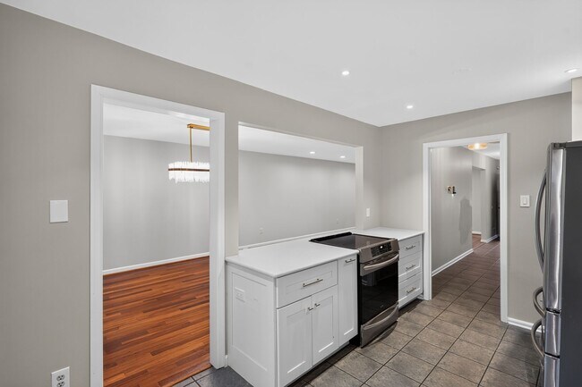 Building Photo - 3-level townhome in sought-after Sycamore Heights