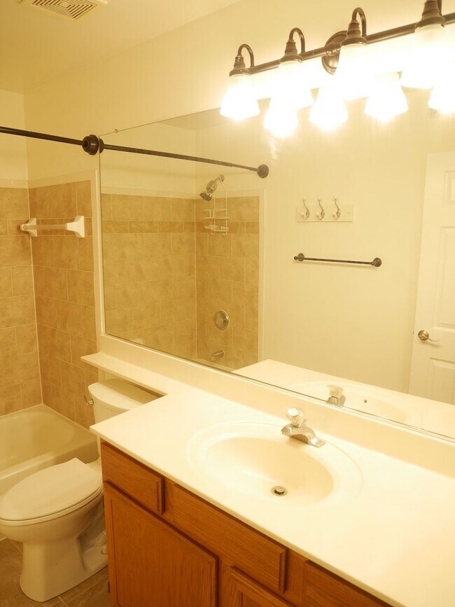 Building Photo - 2 Bedroom Condominium in Sought After Comm...