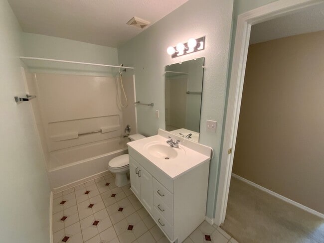 Building Photo - 3 Bedroom Townhome Available Near Southern...
